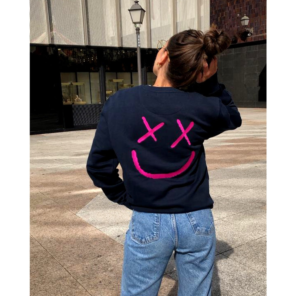 Sudadera azul oscuro con bordado rosa fosforito "happy face" en la parte trasera. Sudadera oversize diseñada en España. Algodón orgánico.Sudadera unisex sin capucha.Navy sweatshirt with fuchsia "happy face" embroidery on the back. Oversize sweatshirt designed in Spain. Organic cotton. unisex sweatshirt without hood.