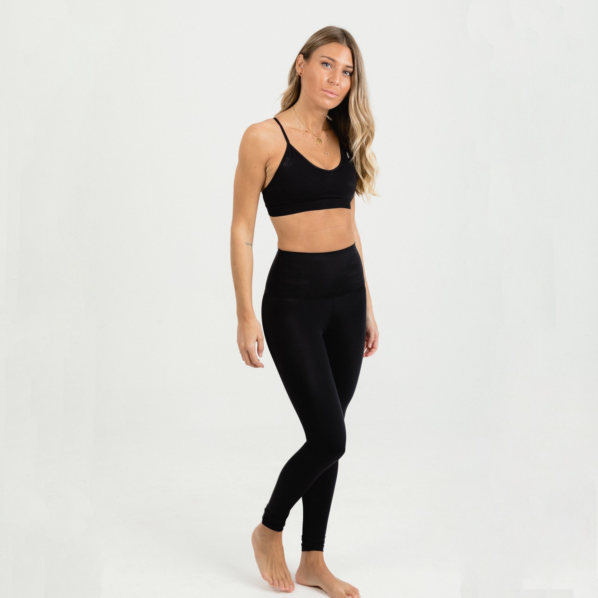 High impact and support sports bra ideal for practicing yoga, running and training without restricting your movements. Top / bra deportivo con espalda cruzada, copas extraíbles y buena sujeción. Sujetador para gimnasio, yoga, running, correr, entrenar. Entrena en casa. Alto impacto.