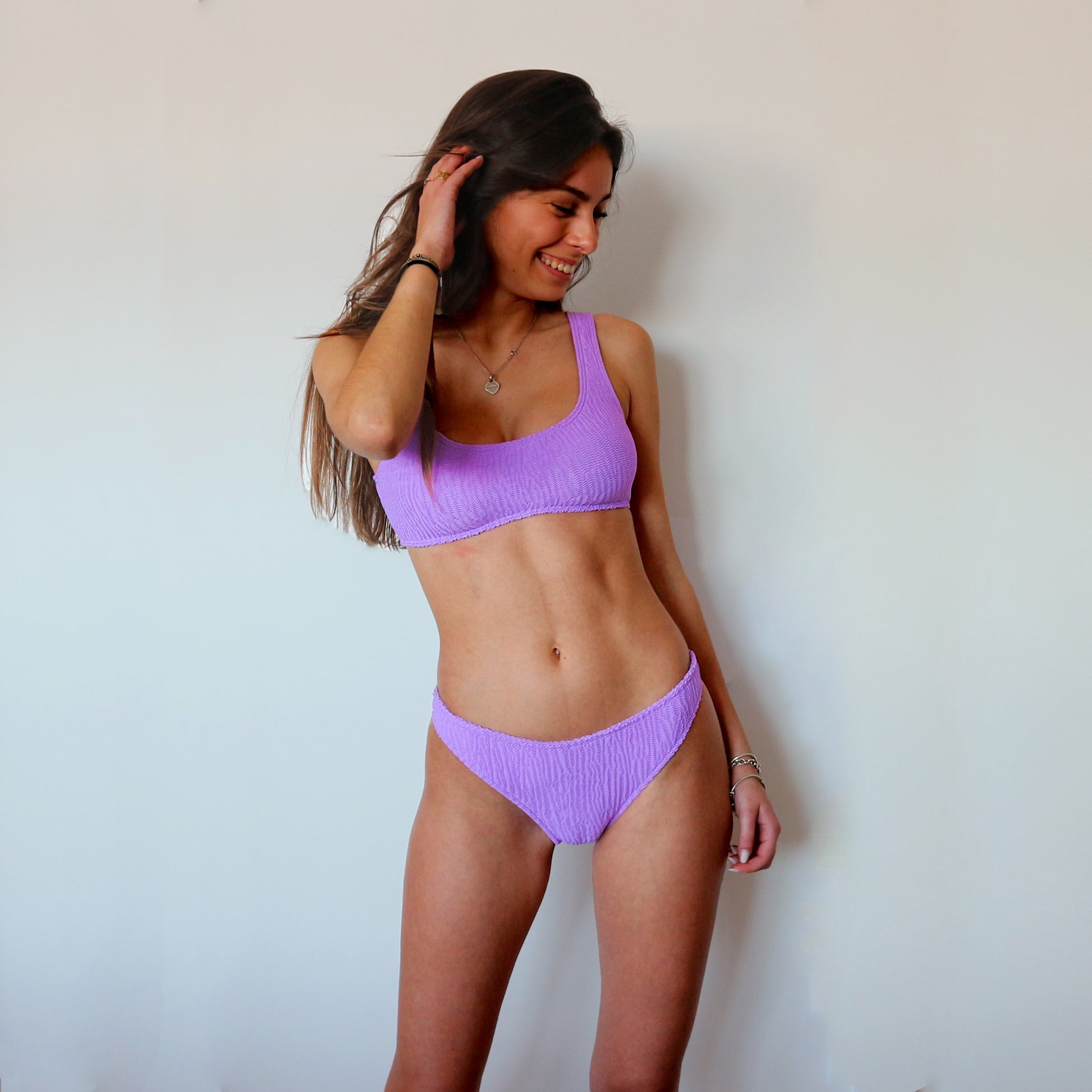 Cropped lilac bikini top. Textured finish and wide shoulder straps. This bikini will never upset you, it will always be one of your favorites. Top de bikini lila. Crop top con tirantes gruesos. Este bikini siempre será de tus favoritos.