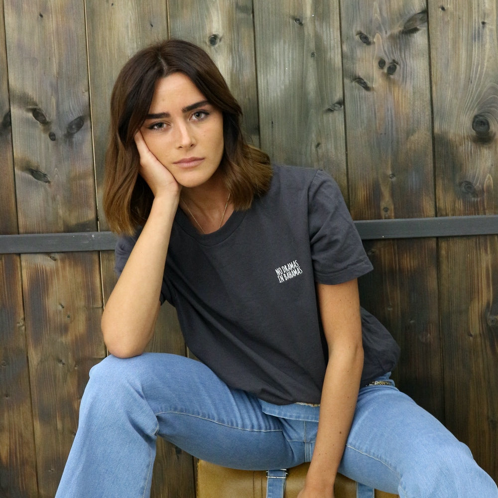Basic cut t-shirt with round neck and embroidered quote. Available in dark grey, beige, light grey, light green and white. 100% organic cotton. Relaxed fit. Unisex. Designed in Spain. Camiseta básica. Gris oscuro, beige, gris claro, verde claro y blanco. Algodón orgánico. Corte holgado. Diseñada en España.