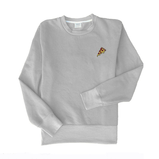 Oxford grey sweatshirt with embroidered pizza slice. Oversize sweatshirt designed in Spain. Organic cotton. Unisex hoodless sweatshirt. Sudadera gris claro con pizza bordada. Sudadera oversize diseñada en España. Algodón orgánico. Sudadera unisex sin capucha.