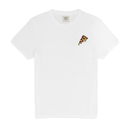 Basic cut white t-shirt with round neck and embroidered pizza slice. 100% organic cotton. Relaxed fit. Unisex. Designed in Spain. Camiseta básica con cuello redondo. Blanca. Algodón orgánico. Corte holgado. Diseñada en España.