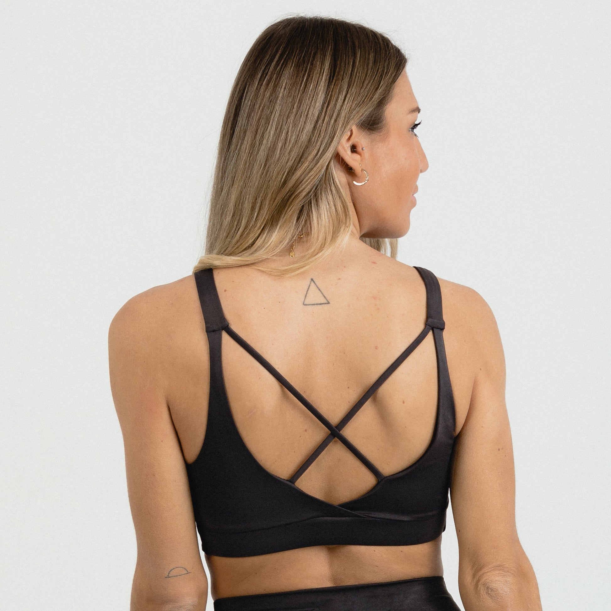 High impact and support sports bra ideal for practicing yoga, running and training without restricting your movements. Top / bra deportivo con espalda nadadora, copas extraíbles y buena sujeción. Sujetador para gimnasio, yoga, running, correr, entrenar. Entrena en casa. Alto impacto.