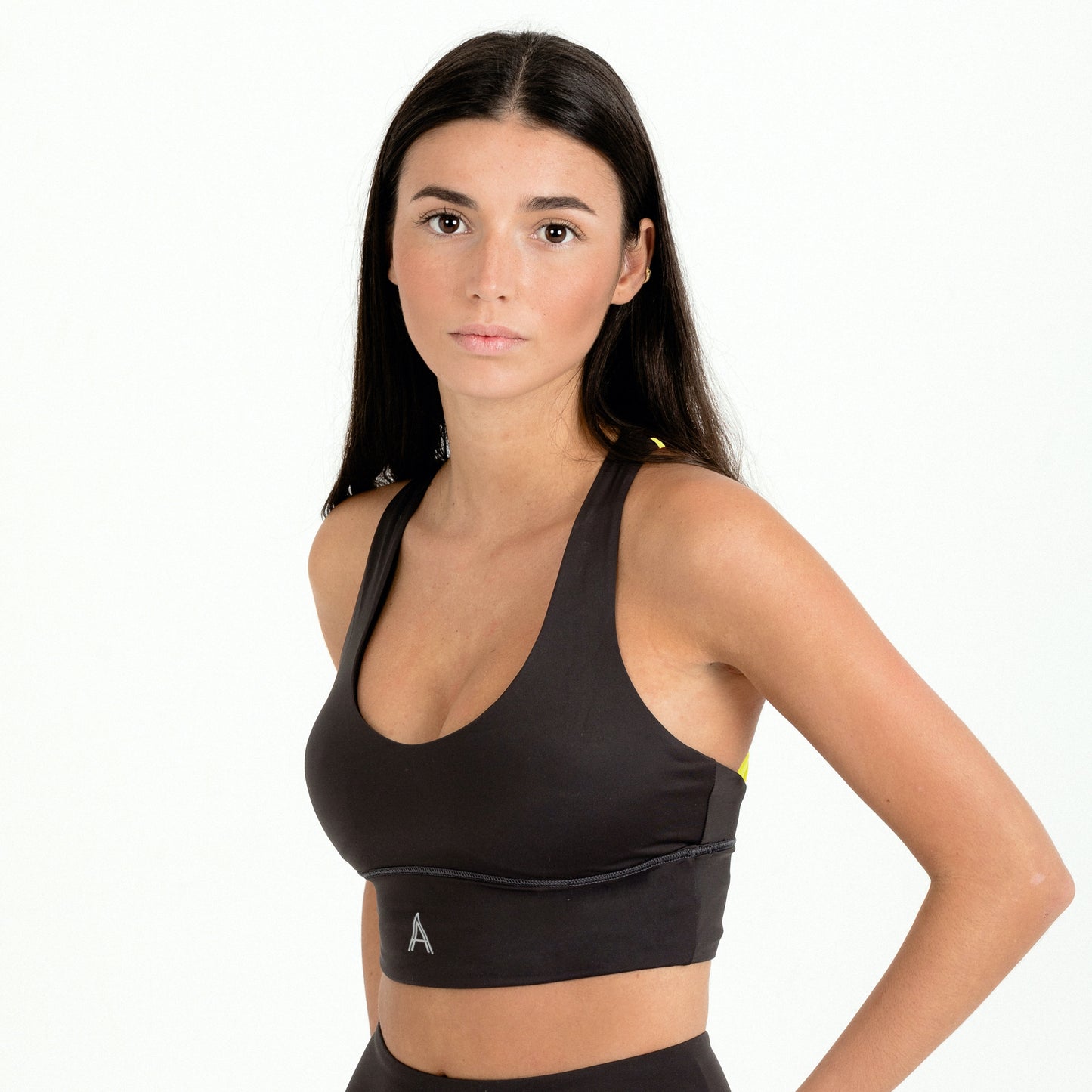 Top / bra deportivo con espalda cruzada, copas extraíbles y buena sujeción. Sujetador para gimnasio, yoga, running, correr, entrenar. Entrena en casa. Alto impacto.