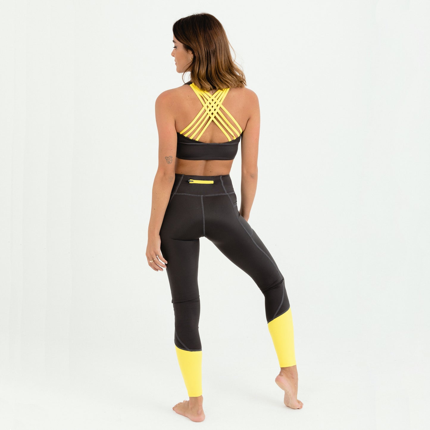 Top / bra deportivo con espalda cruzada, copas extraíbles y buena sujeción. Sujetador para gimnasio, yoga, running, correr, entrenar. Entrena en casa. Alto impacto.