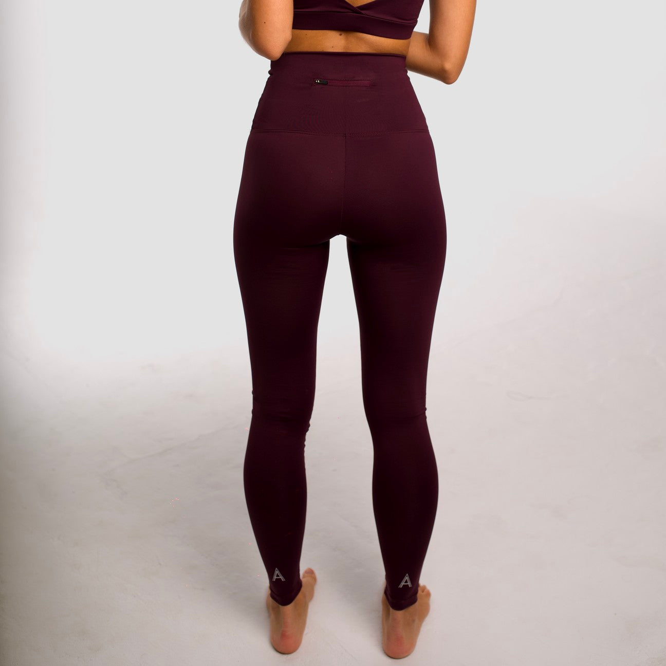 Purple high-waisted sports leggings. Compression effect. Comfortable and resistant. Pocket to put your essentials. Mallas de deporte de tiro alto de color morado. Efecto compresivo. Cómodo y resistente. Bolsillo trasero para meter lo esencial. 