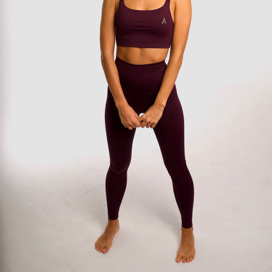 Purple high-waisted sports leggings. Compression effect. Comfortable and resistant. Pocket to put your essentials. Mallas de deporte de tiro alto de color morado. Efecto compresivo. Cómodo y resistente. Bolsillo trasero para meter lo esencial. 