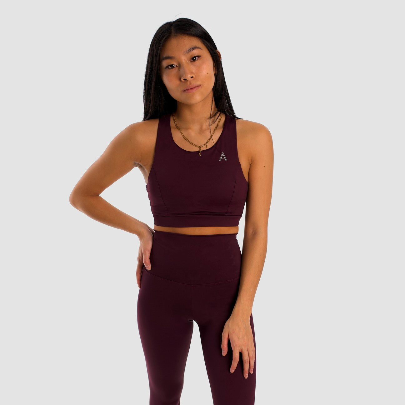 Women's purple sports top. Long cut bra. Elastic chest strap for comfort and support. Lightweight, breathable and comfortable bra. Removable cups. Top deportivo de mujer color morado. Sujetador de corte largo. Tira elástica en el pecho ofreciendo comodidad y sujeción. Sujetador cómo, ligero y transpirable. Top con copas extraibles. 