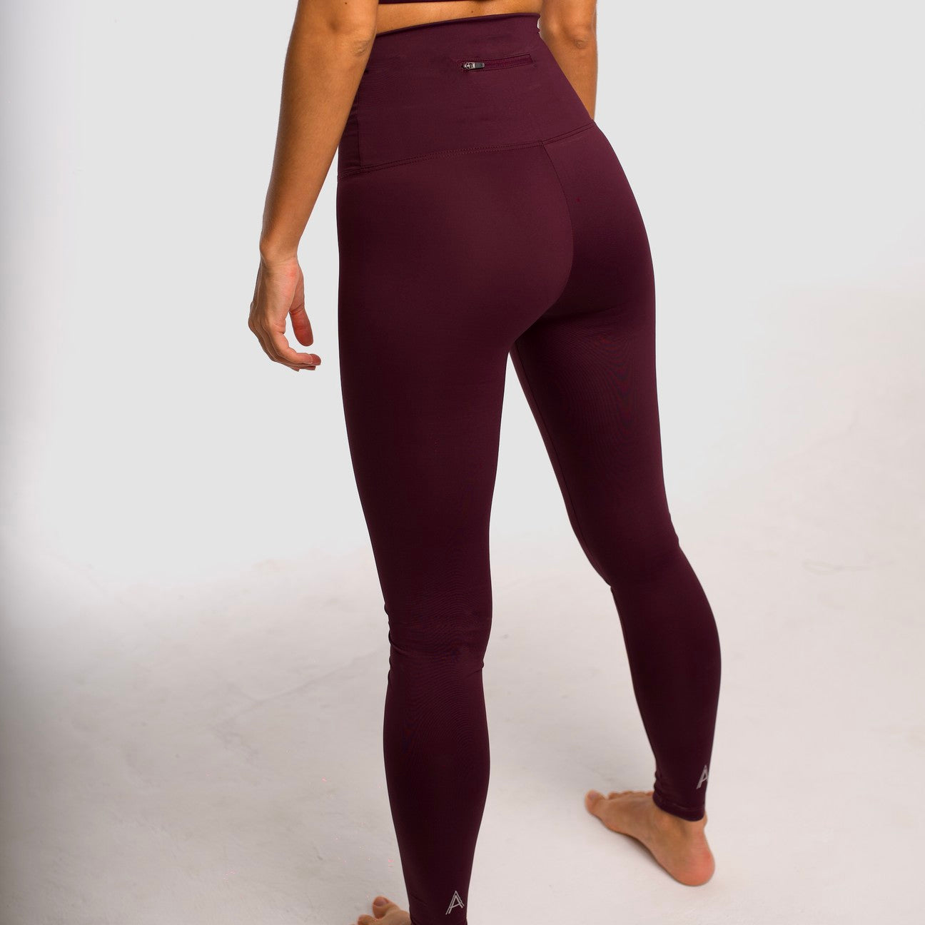 Purple high-waisted sports leggings. Compression effect. Comfortable and resistant. Pocket to put your essentials. Mallas de deporte de tiro alto de color morado. Efecto compresivo. Cómodo y resistente. Bolsillo trasero para meter lo esencial. 