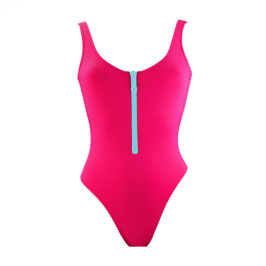 Pink high and low cut one piece swimwear. Baby blue adjustable big zipper. Open back and fitted at waist to flatter curves. Super stretchy and soft with double lining. Bañador rosa de una pieza. Cremallera azul bebé ajustable. Diseño de espalda abierta, se ajusta al perfectamente al cuerpo. 