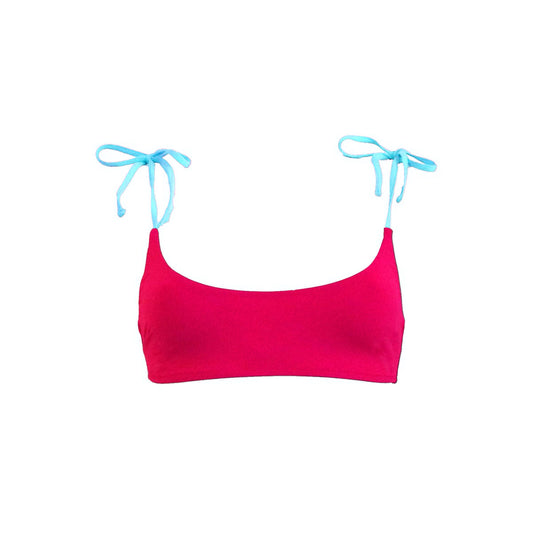 Pink bikini top. Strappy crop top with adjustable baby blue shoulder straps. Back clasp fastening. This bikini will never upset you, it will always be one of your favorites. Top de bikini rosa. Crop top con tirantes azul bebé ajustables. Cierre con broche en la espalda. Este bikini siempre será de tus favoritos.