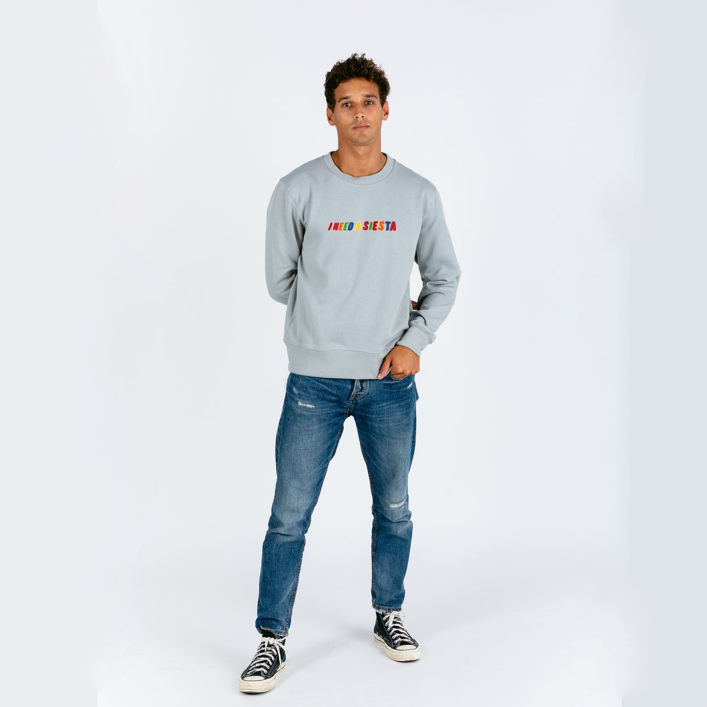 Light solid grey classic cut sweater with curl embroidery quote. I need a siesta. Cozy interior to keep you warm. Cuffs and waist with elastic rib. Designed in Spain. Sudadera gris. Sudadera oversized. Sudadera básica.