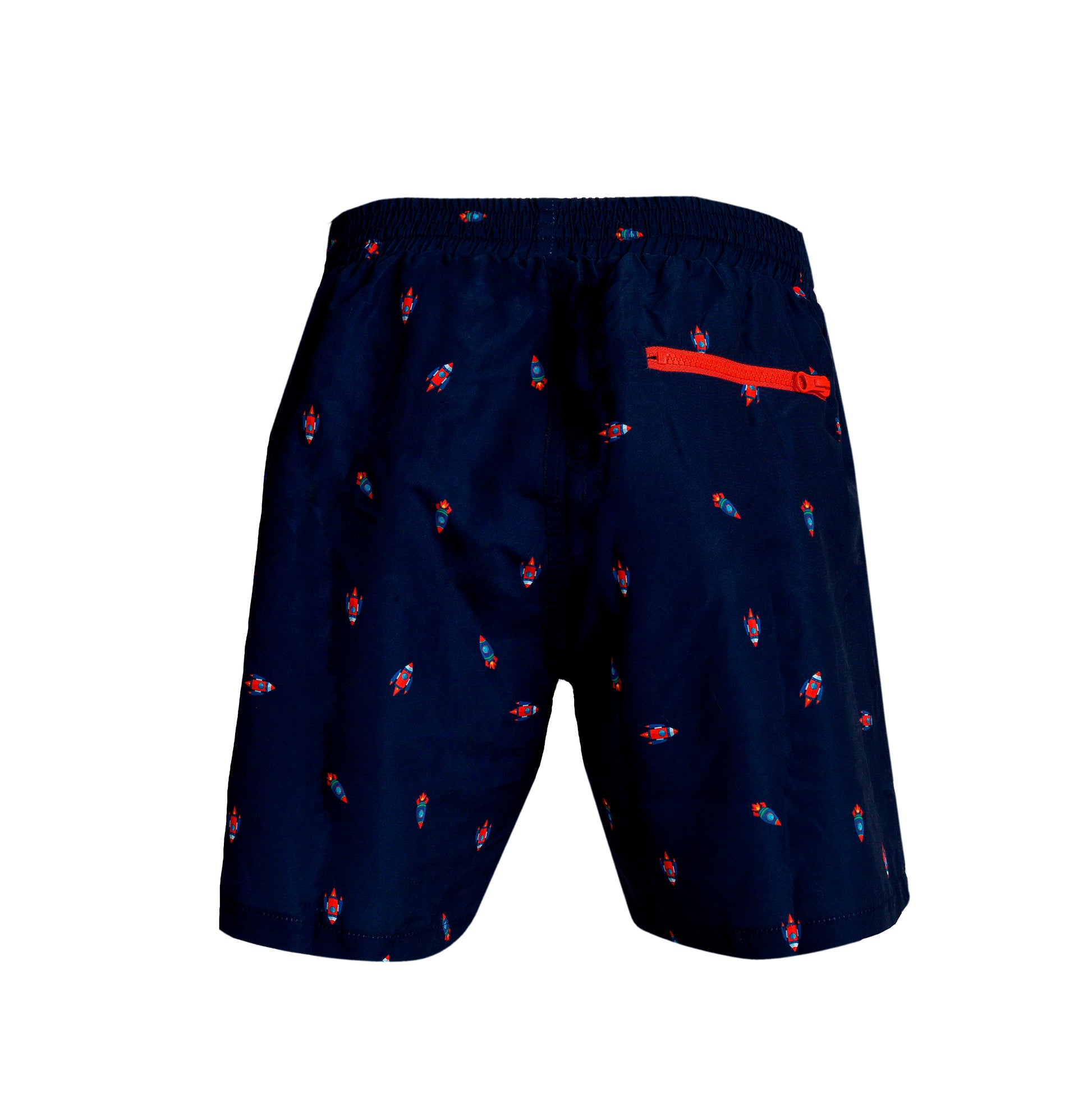 Bañador de hombre clásico con goma en la cintura, azul marino con estampado de cohetes. Bolsillos laterales y un bolsillo trasero con cremallera. Rápido secado. Classic cut swim shorts. Navy with rockets print. Two side pockets and one back pocket with zipper. Quick dry.