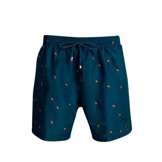 Bañador de hombre clásico con goma en la cintura, verde oscuro con estampado de rayos. Bolsillos laterales y un bolsillo trasero con cremallera. Rápido secado. Classic cut swim shorts. Dark green with thunder print. Two side pockets and one back pocket with zipper. Quick dry.