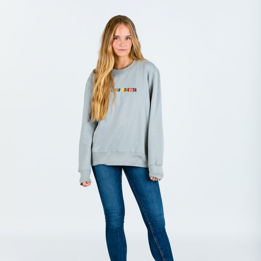 Light solid grey classic cut sweater with curl embroidery quote. I need a siesta. Cozy interior to keep you warm. Cuffs and waist with elastic rib. Designed in Spain. Sudadera gris. Sudadera oversized. Sudadera básica.