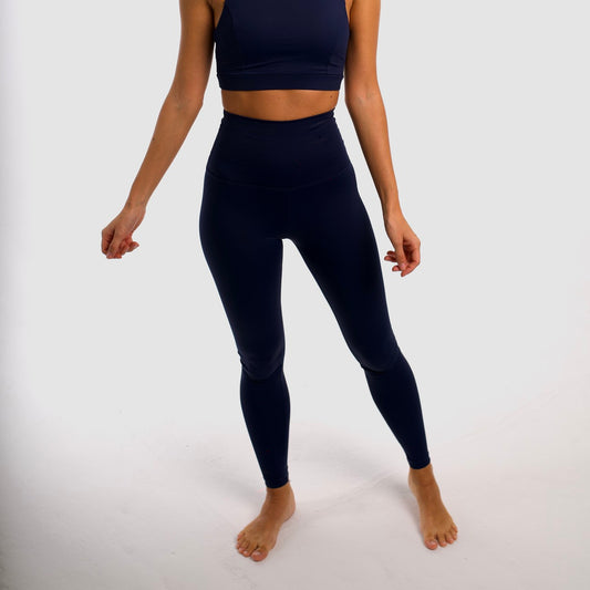 Navy blue high-waisted sports leggings. Compression effect. Comfortable and resistant. Pocket to put your essentials. Mallas de deporte de tiro alto color azul marino. Efecto compresivo. Cómodo y resistente. Bolsillo para meter lo esencial.