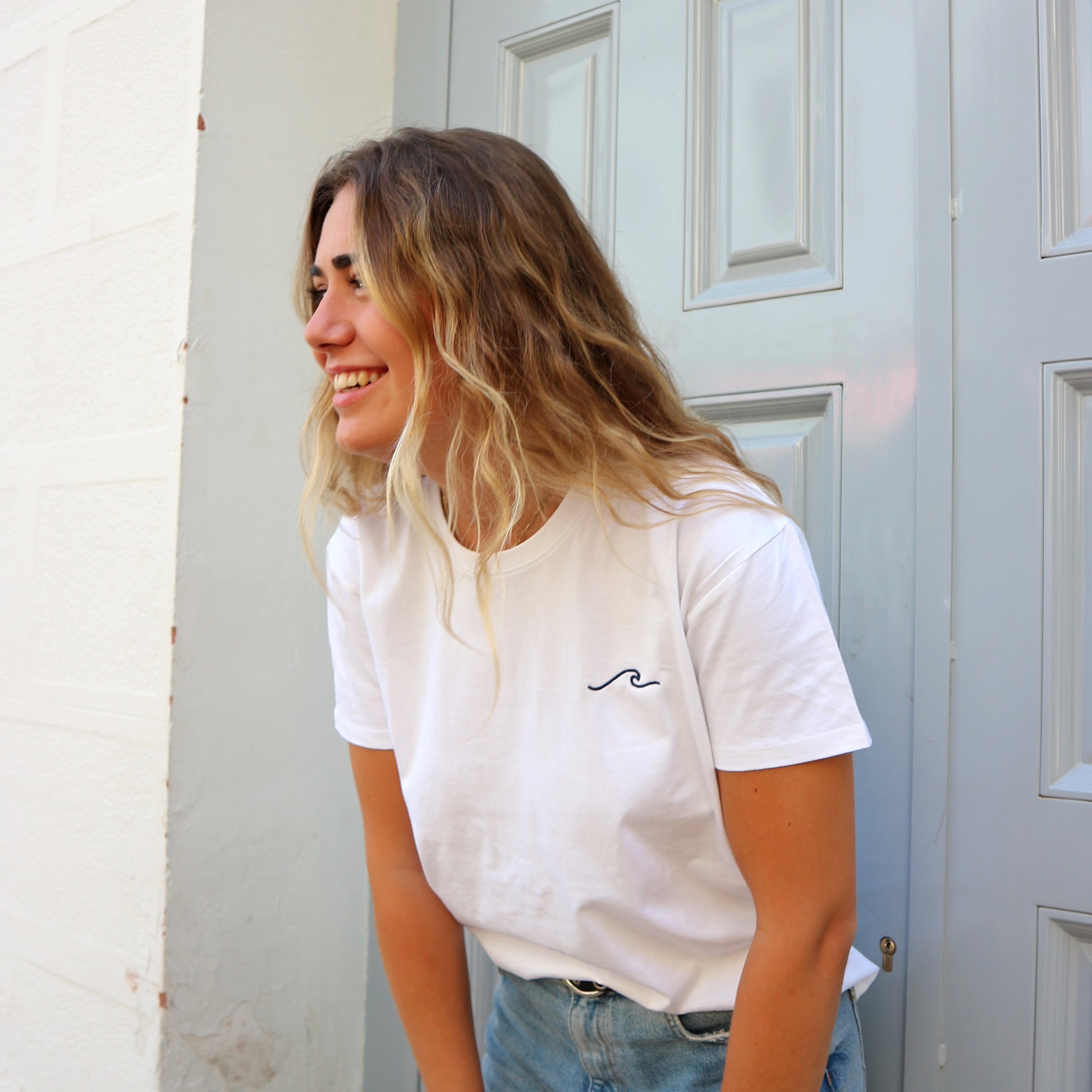 Basic cut t-shirt with round neck and embroidered quote. Available in dark grey, beige, light grey, light green and white. 100% organic cotton. Relaxed fit. Unisex. Designed in Spain. Camiseta básica. Gris oscuro, beige, gris claro, verde claro y blanco. Algodón orgánico. Corte holgado. Diseñada en España.