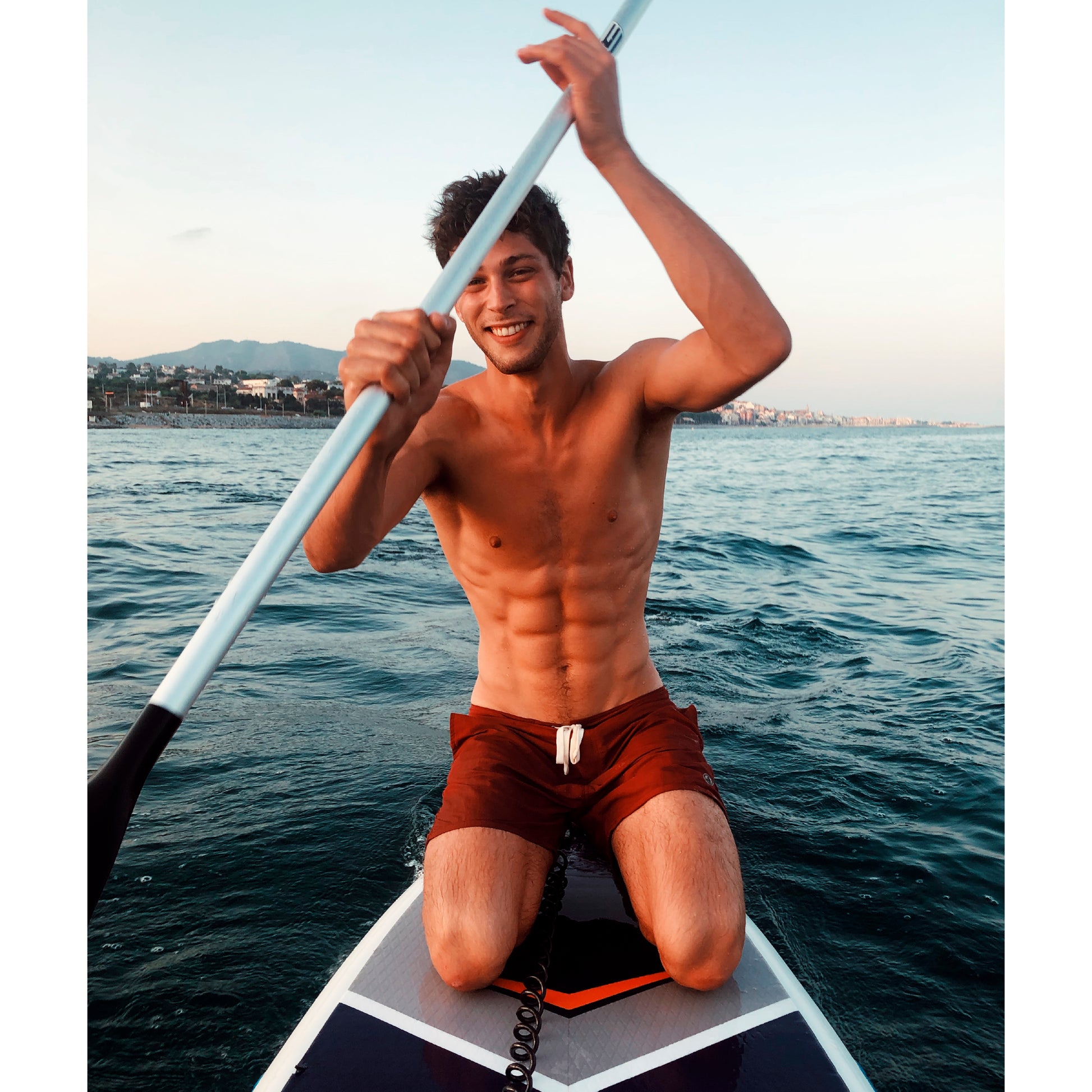 Bañador de hombre clásico granate liso. Bolsillos laterales y un bolsillo trasero con cremallera. Rápido secado. Classic cut swim short. Two side pockets and one back pocket with zipper. Quick dry. 100% nylon.