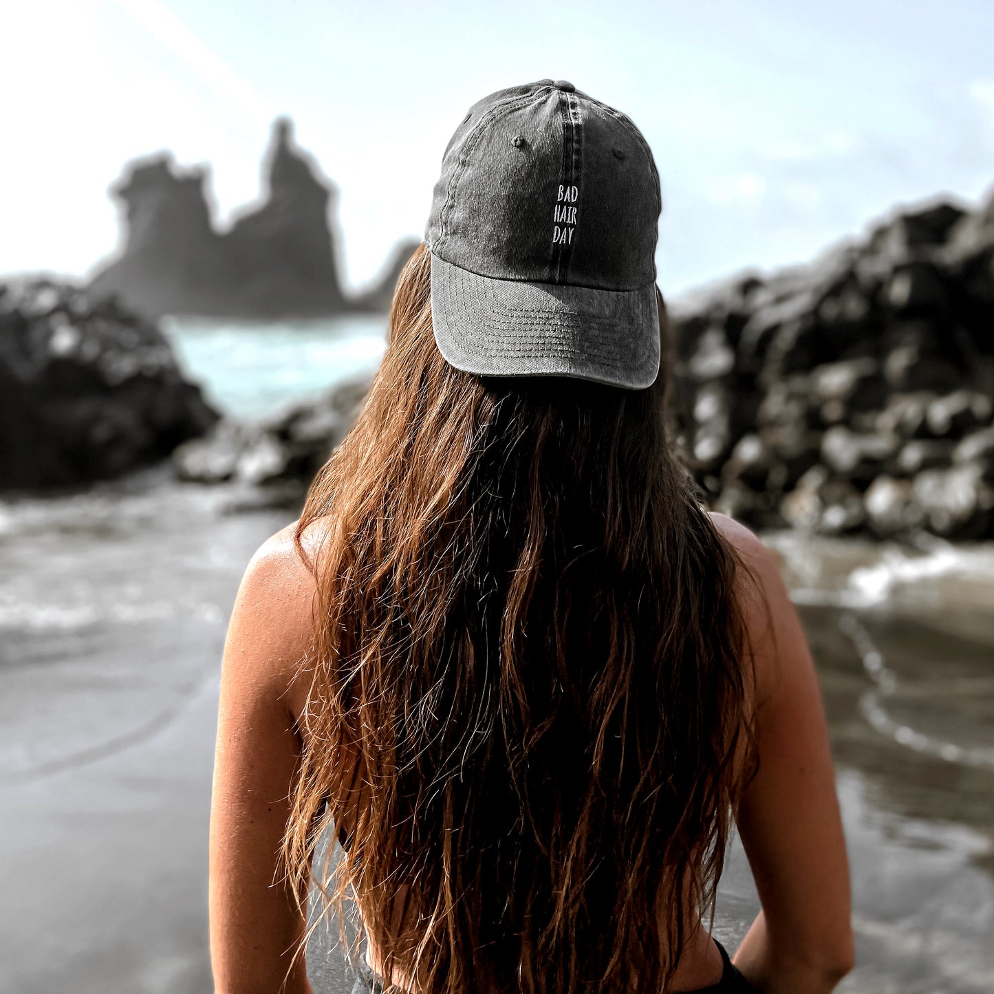 Embroidered Bad Hair Day black, garnet and mustard cap, washed effect fabric, adjustable strap-back closure. 6 Panel Dad Cap. 100% cotton. Cool and comfortable unisex hat. Gorra con frase Bad Hair Day bordado. efecto lavado o desgastado. Ajustable. 100% algodón. Cómoda, super fashion y de moda. Disponible en color negro, amarillo mostaza y granate / burdeos.