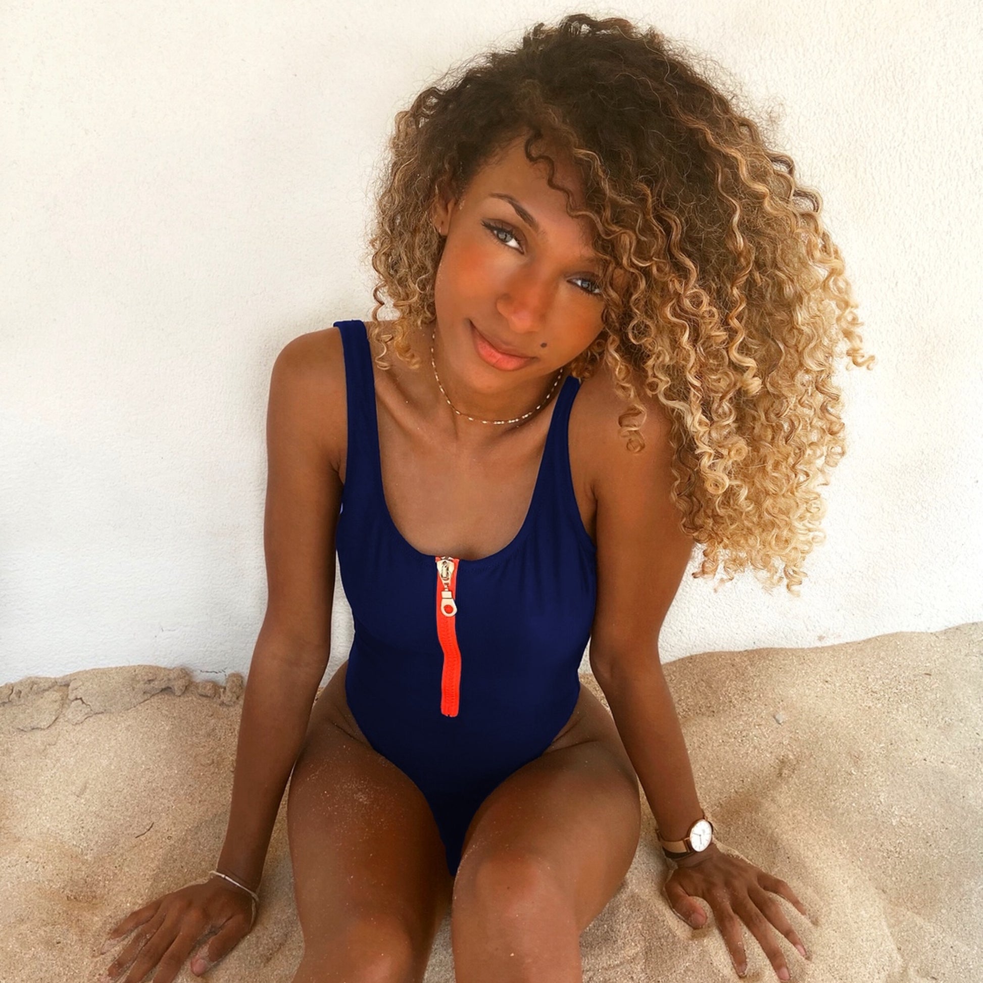 Navy blue high and low cut one piece swimwear. Fluorescent coral and adjustable big zipper. Open back and fitted at waist to flatter curves. Super stretchy and soft with double lining. Bañador azul oscuro. Bañador con cremallera. Bañador de espalda abierta.