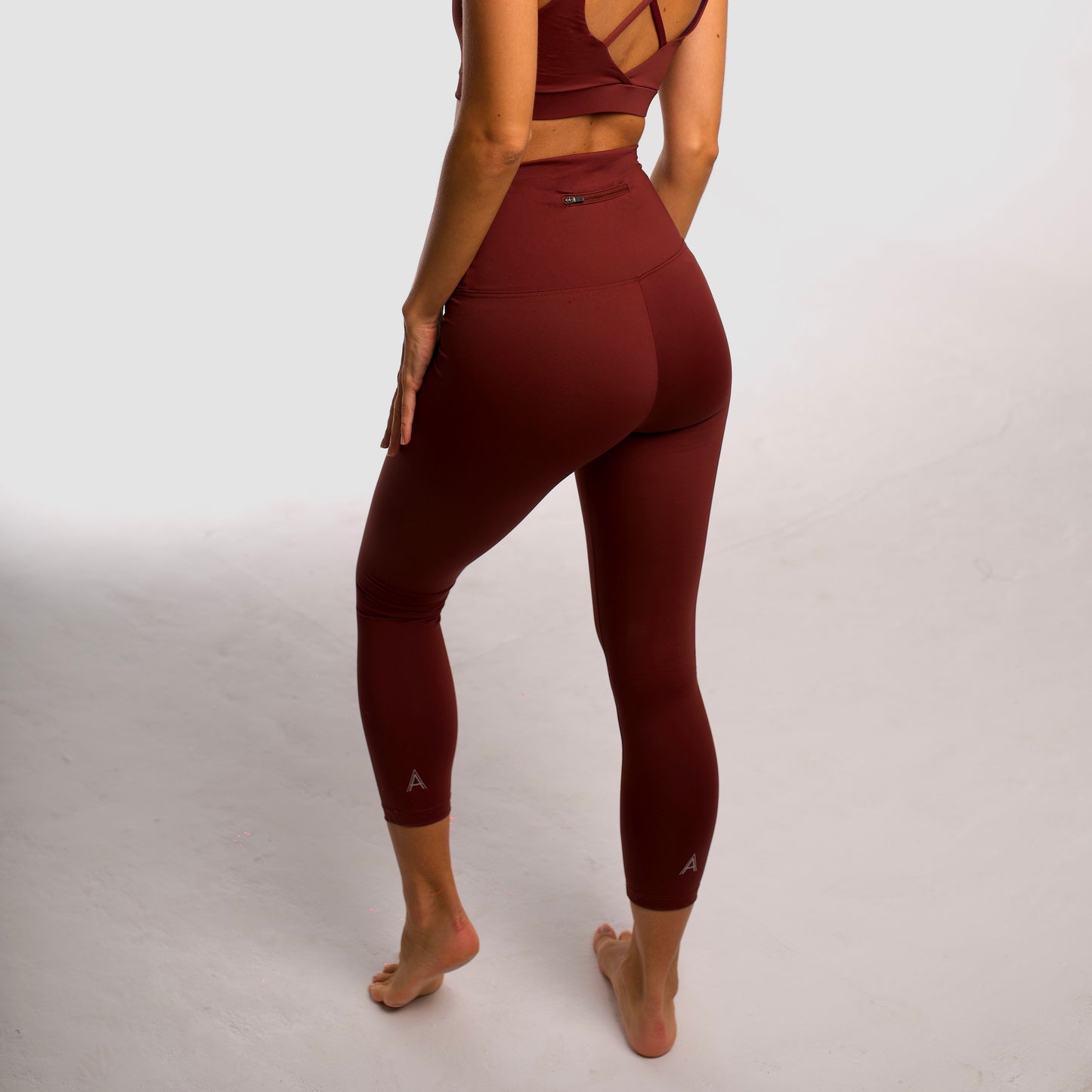 Maroon high-waisted sports leggings. Compression effect. 7/8 length leggings  Comfortable and resistant. Pocket to put your essentials. Mallas de deporte de tiro alto de color granate. Efecto compresivo. Cómodo y resistente. Bolsillo trasero para meter lo esencial. 