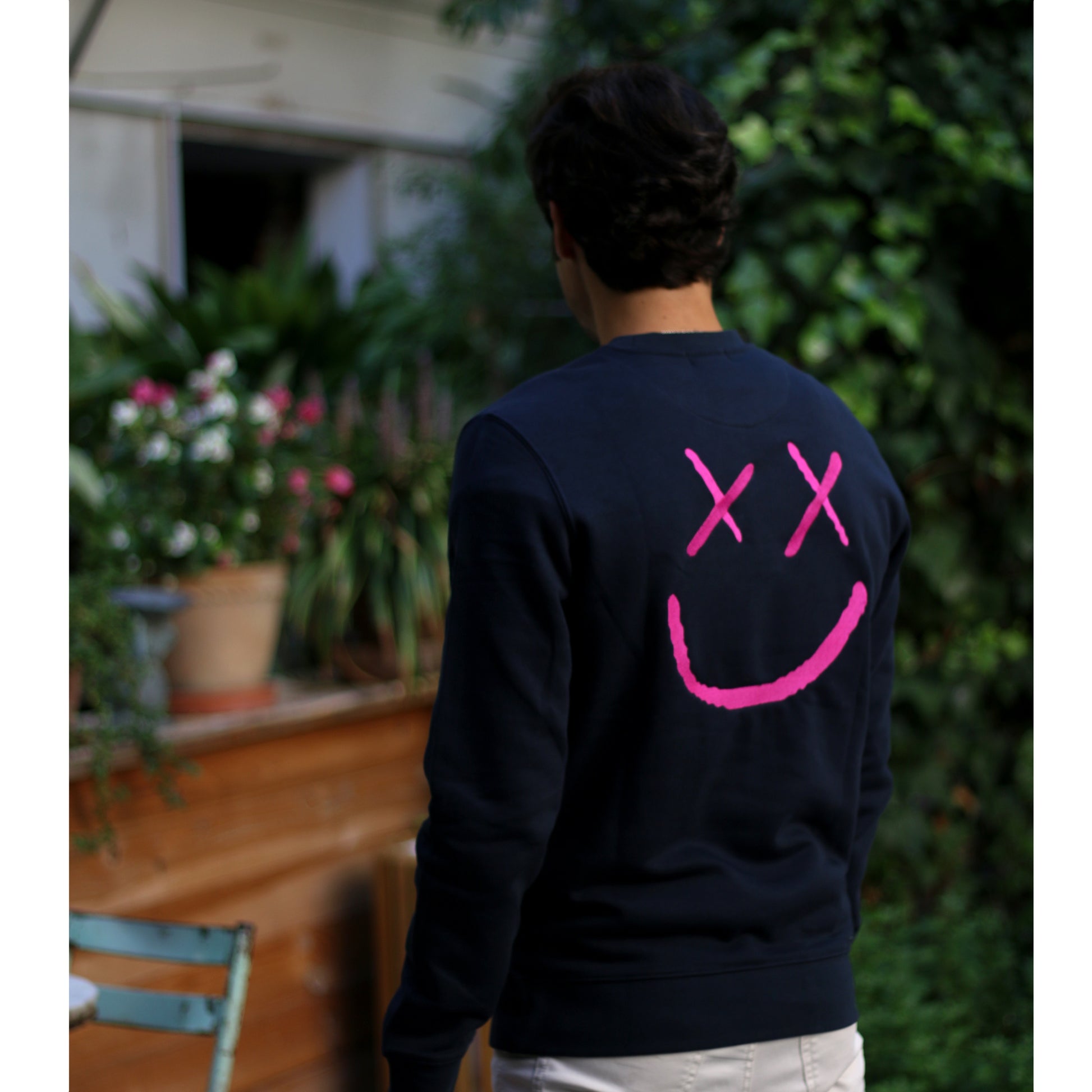 Sudadera azul oscuro con bordado rosa fosforito "happy face" en la parte trasera. Sudadera oversize diseñada en España. Algodón orgánico.Sudadera unisex sin capucha.Navy sweatshirt with fuchsia "happy face" embroidery on the back. Oversize sweatshirt designed in Spain. Organic cotton. unisex sweatshirt without hood.