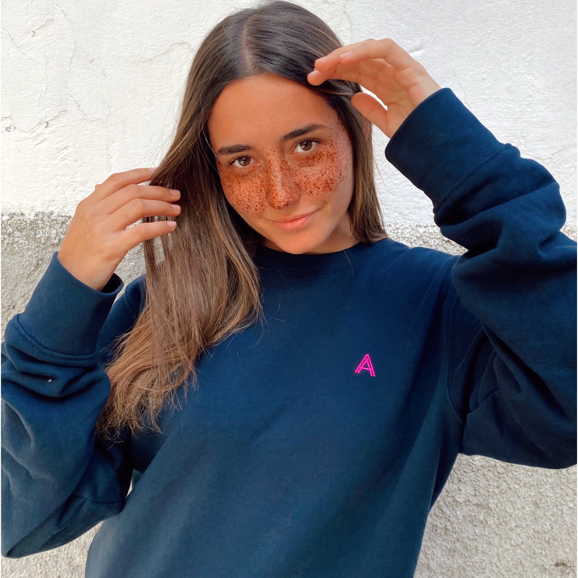 Sudadera azul oscuro con bordado rosa fosforito "happy face" en la parte trasera. Sudadera oversize diseñada en España. Algodón orgánico.Sudadera unisex sin capucha.Navy sweatshirt with fuchsia "happy face" embroidery on the back. Oversize sweatshirt designed in Spain. Organic cotton. unisex sweatshirt without hood.