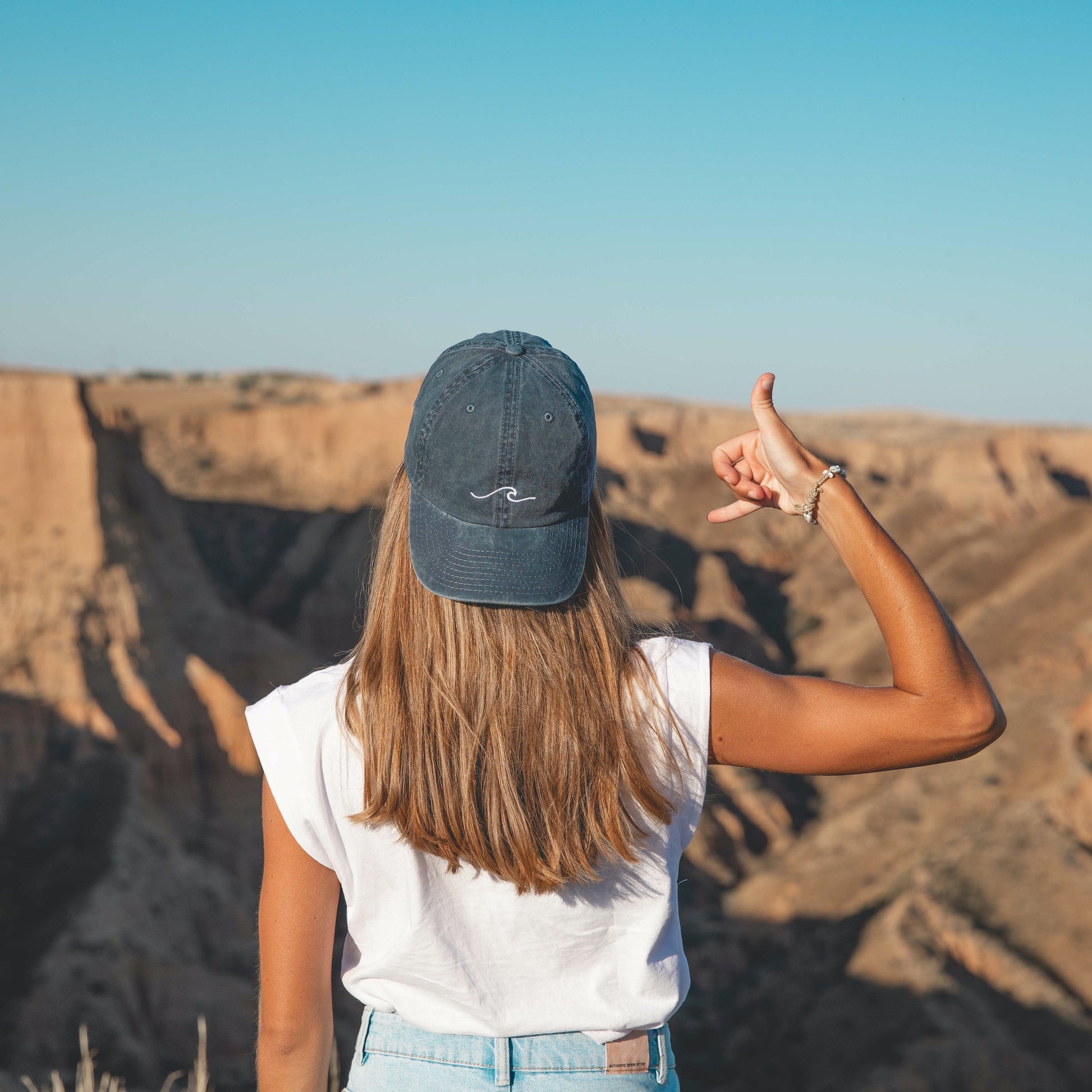 Wave Cap, washed effect fabric, adjustable strap-back closure. 6 Panel Dad Cap. 100% cotton. Gorra efecto lavado. Gorra efecto desgastado.