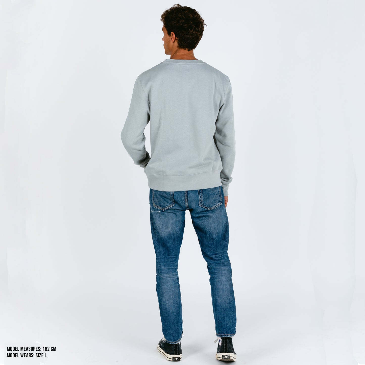 Light solid grey classic cut sweater with curl embroidery quote. I need a siesta. Cozy interior to keep you warm. Cuffs and waist with elastic rib. Designed in Spain. Sudadera gris. Sudadera oversized. Sudadera básica.