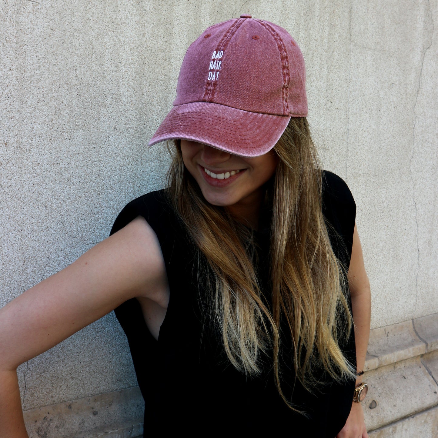 Embroidered Bad Hair Day black, garnet and mustard cap, washed effect fabric, adjustable strap-back closure. 6 Panel Dad Cap. 100% cotton. Cool and comfortable unisex hat. Gorra con frase Bad Hair Day bordado. Efecto lavado o desgastado. Ajustable. 100% algodón. Cómoda, super fashion y de moda.